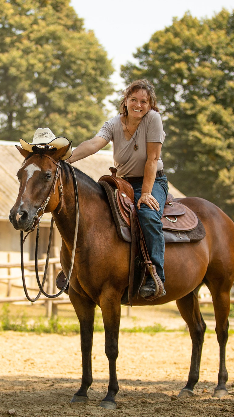 seewinkler Elli auf Pferd mit Hut